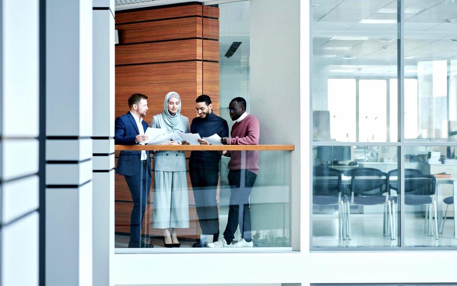 Consultant analysant des documents d'assurance avec attention